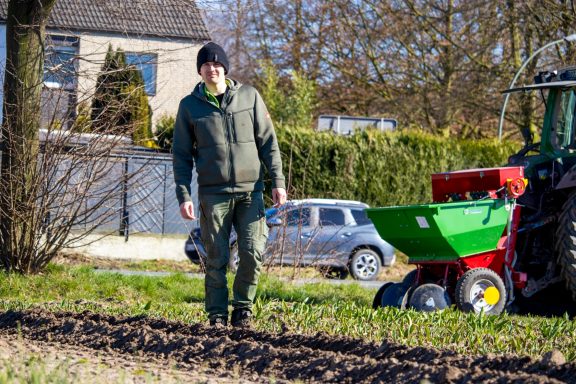 Wilhelm Beckmann von Beckmanns Blumen läuft über ein Blumenfeld.