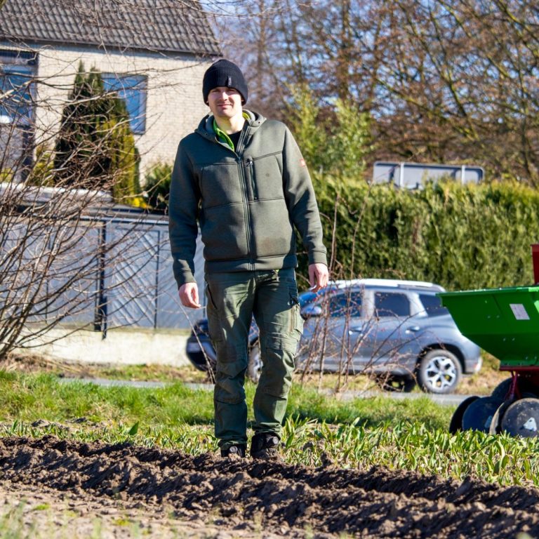Wilhelm Beckmann von Beckmanns Blumen steht auf einem Blumenfeld.