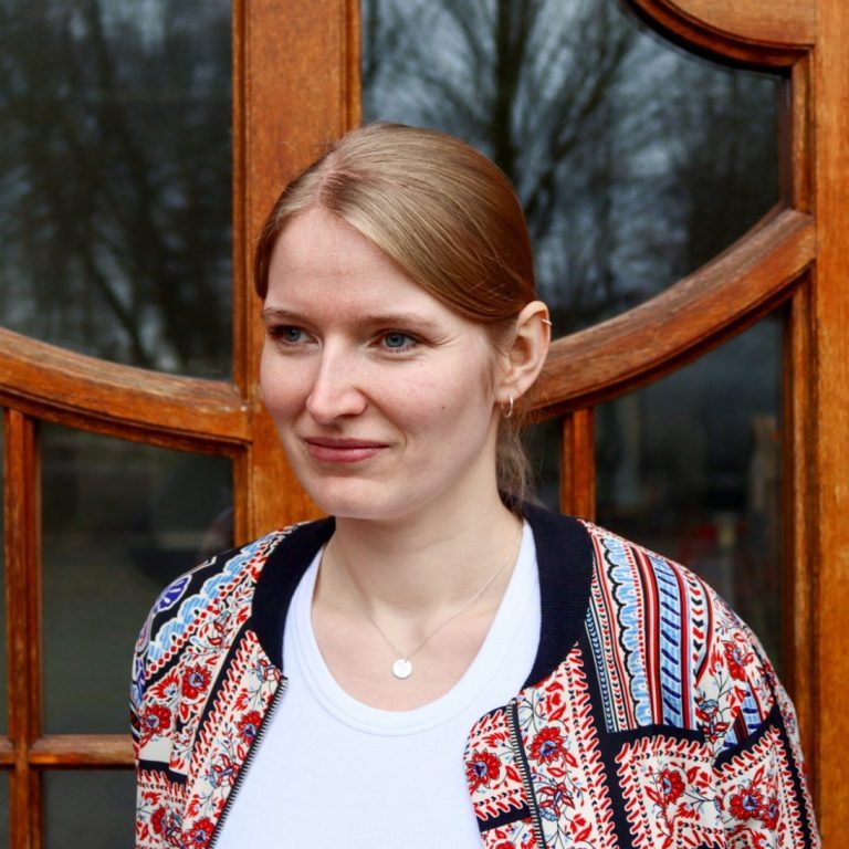 Laura Fockenberg von Beckmanns Blumen lächelt.