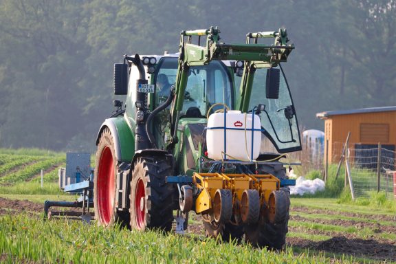 Ein Traktor fährt auf einem Blumenfeld von Beckmanns Blumen.